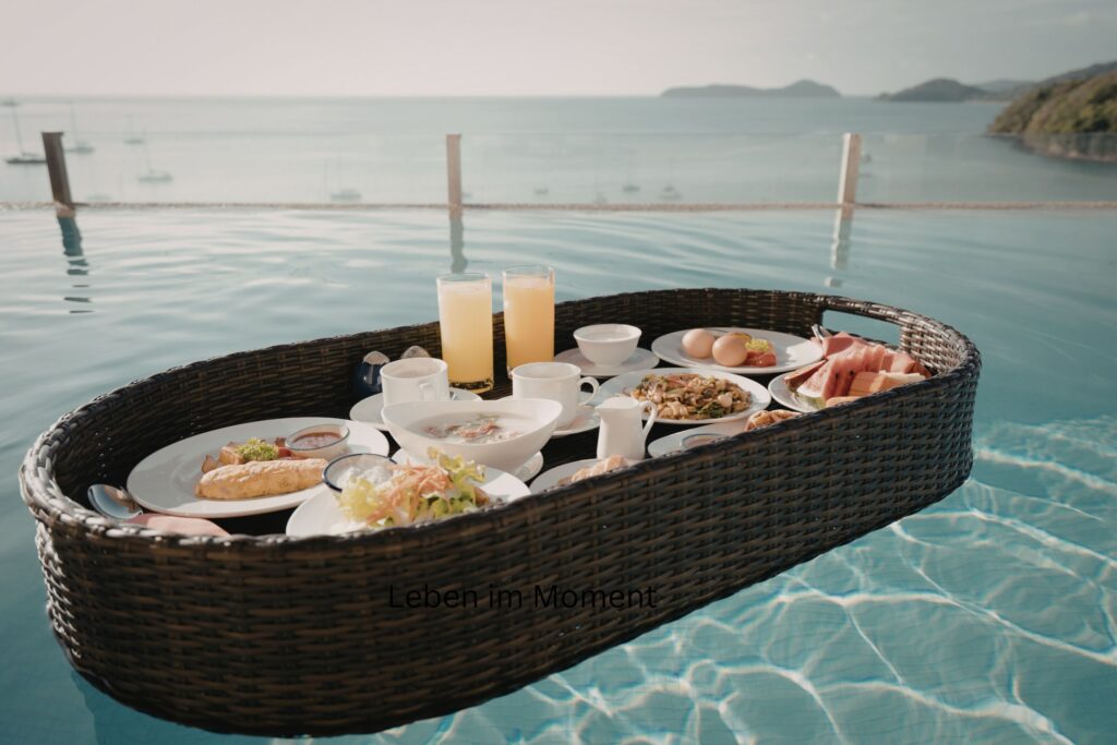 Frühstücktablett im Infinitypool mit Meerblick
